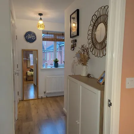 New Lovely 2bed 2bath-parking-by Fabaccommodation *