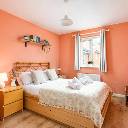 New Lovely 2bed 2bath-parking-by Fabaccommodation *