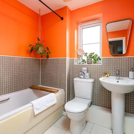 New Lovely 2bed 2bath-parking-by Fabaccommodation