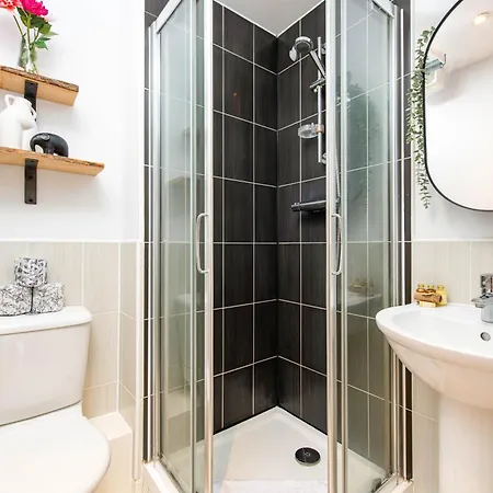 New Lovely 2bed 2bath-parking-by Fabaccommodation