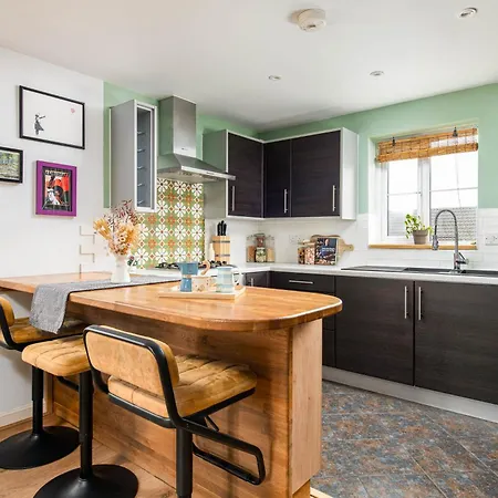 New Lovely 2bed 2bath-parking-by Fabaccommodation *