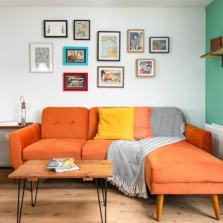 New Lovely 2bed 2bath-parking-by Fabaccommodation