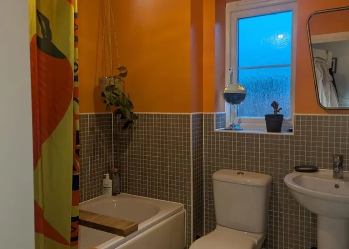 New Lovely 2bed 2bath-parking-by Fabaccommodation ブリストル