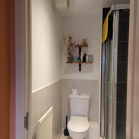 New Lovely 2bed 2bath-parking-by Fabaccommodation Bristol