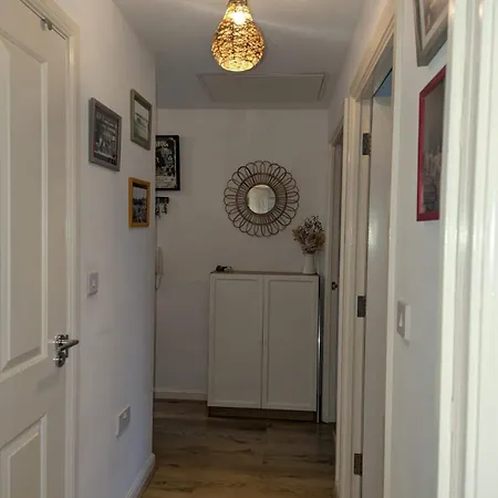 New Lovely 2bed 2bath-parking-by Fabaccommodation Apartment *