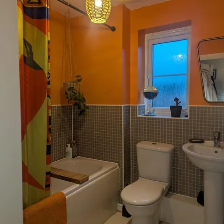 New Lovely 2bed 2bath-parking-by Fabaccommodation Bristol