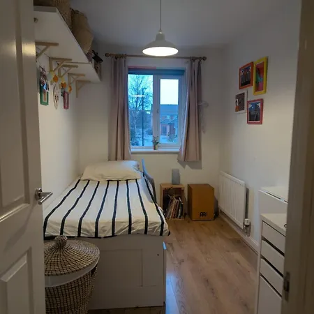 New Lovely 2bed 2bath-parking-by Fabaccommodation Apartment *