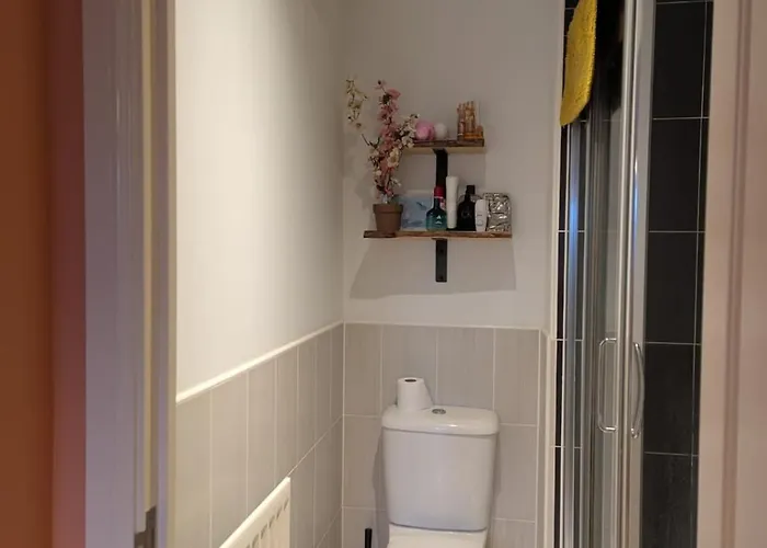 New Lovely 2bed 2bath-parking-by Fabaccommodation Bristol
