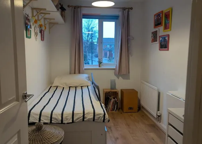 New Lovely 2bed 2bath-parking-by Fabaccommodation Apartment *